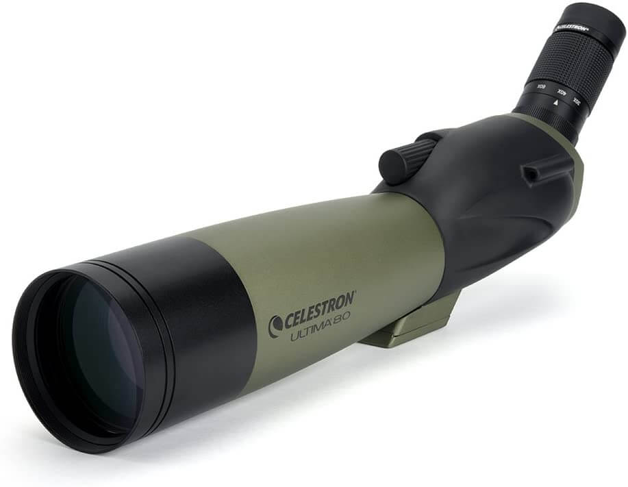 Das Celestron Spektiv "Ultima 80 mm Zoom 20-60x" vor hellem Hintergrund.