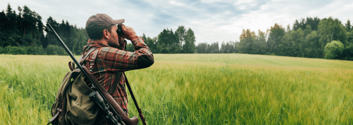 Un avec une bonne optique pendant la chasse - les jumelles et la longue-vue sont toujours présentes.